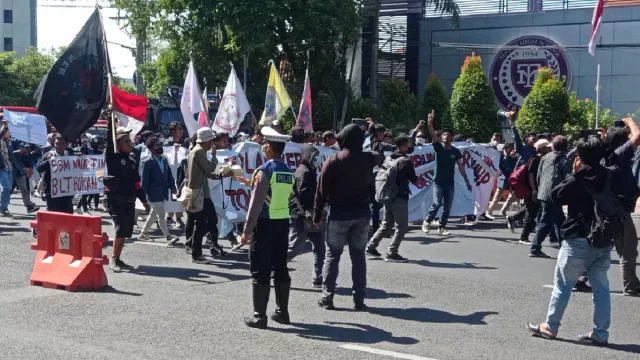 Demo Mahasiswa di Surabaya Hari ini Padati Gedung Negara Grahadi - GenPI.co JATIM