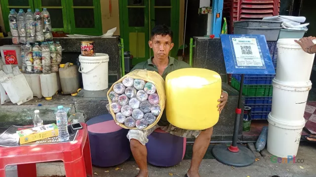 Kisah Sukses, Pria di Surabaya ini Sanggup Raup Belasan Juta dari Botol Bekas - GenPI.co JATIM