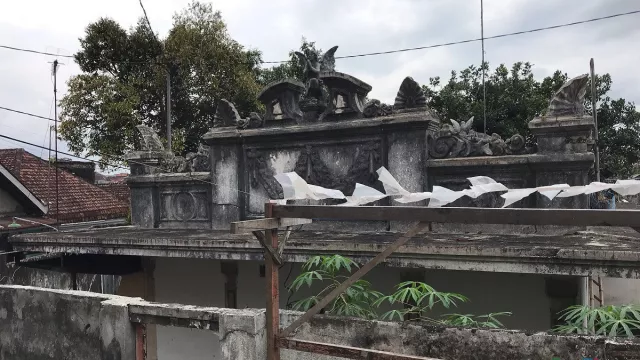 Kampung di Malang ini Unik, Ada Makam di Atas Atap Rumah Warga - GenPI.co JATIM