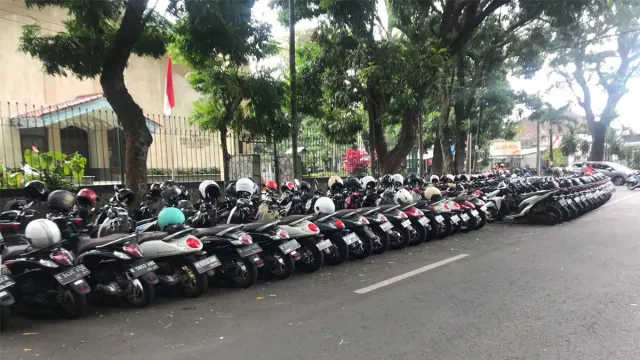 Tukang Parkir di Malang Punya Kebiasaan Unik, Buat Pengendara Nyaman - GenPI.co JATIM