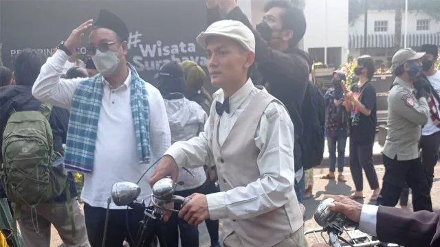 Pecinta Sepeda Tua Curi Perhatian di CFD Tunjungan, Gayanya Khas - GenPI.co JATIM