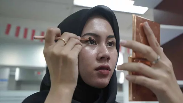 Tips Makeup Tahan Lama, Wajah Glowing Seharian - GenPI.co JATIM