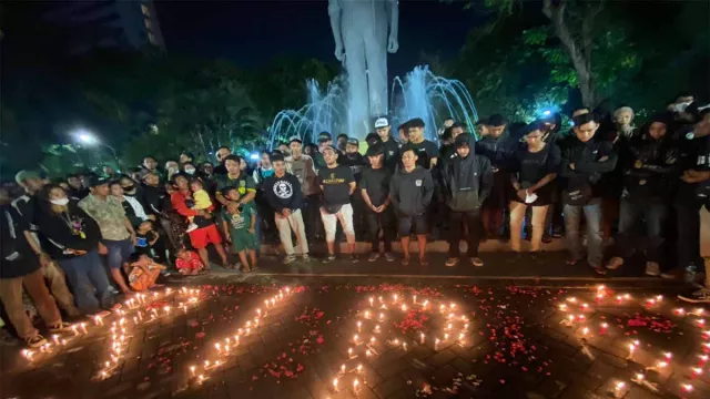 Tragedi Kanjuruhan, Bonek Gelar Doa Bersama, Bentuk Solidaritas - GenPI.co JATIM