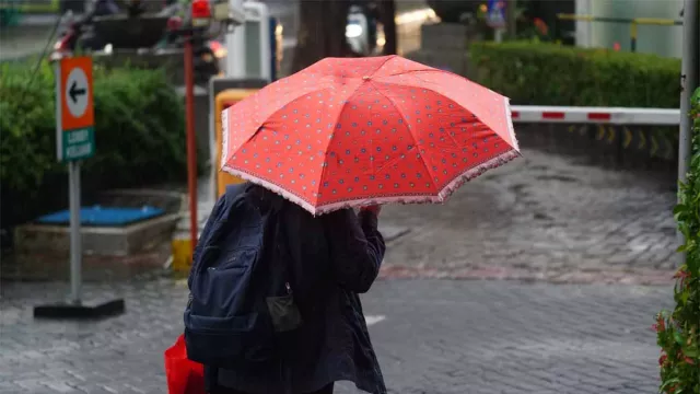 Cuaca Hari ini, Waspada Hujan Disertai Petir di 5 Daerah Jatim - GenPI.co JATIM