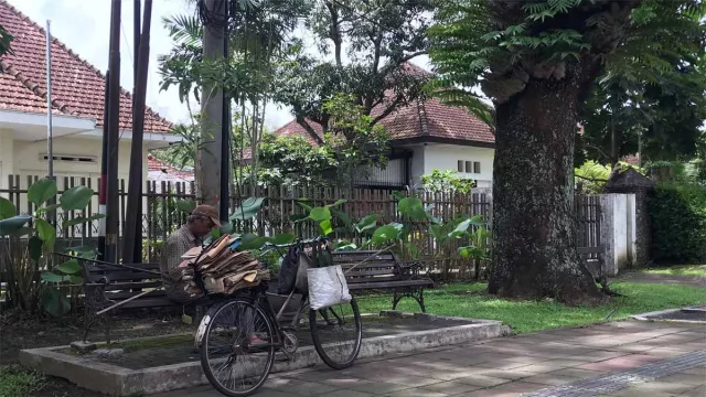 Bangku Taman Ijen Malang Disegel, Warga Sebut Tidak Efektif - GenPI.co JATIM