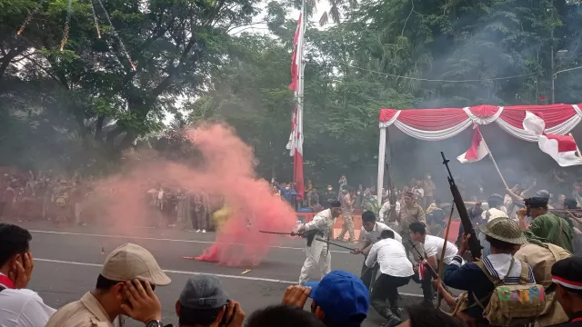 Antusias Saksikan Parade Soerabaja Djoeang, 2 Mahasiswa Beri Pesan Dalam Banget - GenPI.co JATIM