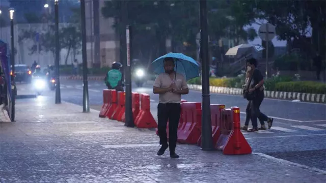 Waspada, Cuaca Jawa Timur Hari Ini Diprakirakan Hujan Disertai Petir, Sedia Payung - GenPI.co JATIM