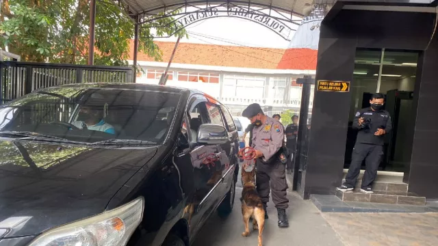 Bom Bunuh Diri Meledak di Bandung, Polrestabes Surabaya Perketat Pengamanan - GenPI.co JATIM