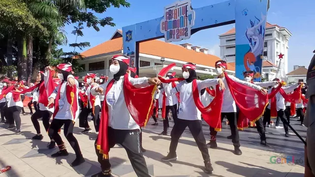 Ratusan Pelajar Surabaya Antusias Ikut Tari Remo Massal, Sudah Tiba Sejak Pagi - GenPI.co JATIM