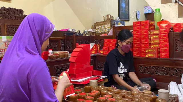 Menjelang Imlek, Produsen Kue Keranjang di Surabaya Kebanjiran Pesanan - GenPI.co JATIM