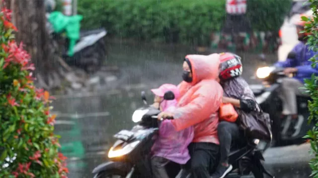 Peringatan Dini Cuaca Jatim 17 April 2023, Hujan Gerimis Sejak Pagi - GenPI.co JATIM