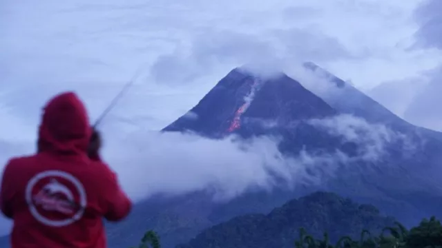 Merapi Luncurkan Lava Pijar, Jarak 1,8 Kilometer pada Kamis Pagi - GenPI.co JOGJA