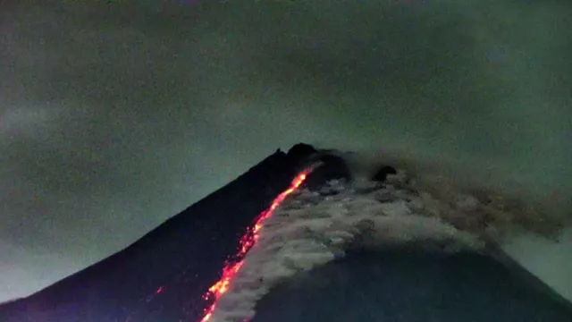 Gunung Merapi Alami 24 Kali Guguran Lava Pijar Pagi Ini - GenPI.co JOGJA