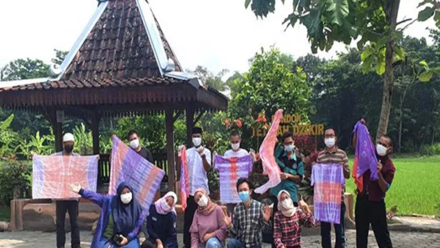 Asah Minat Wirausaha, Para Santri Pondok Dilatih Usaha Batik - GenPI.co JOGJA