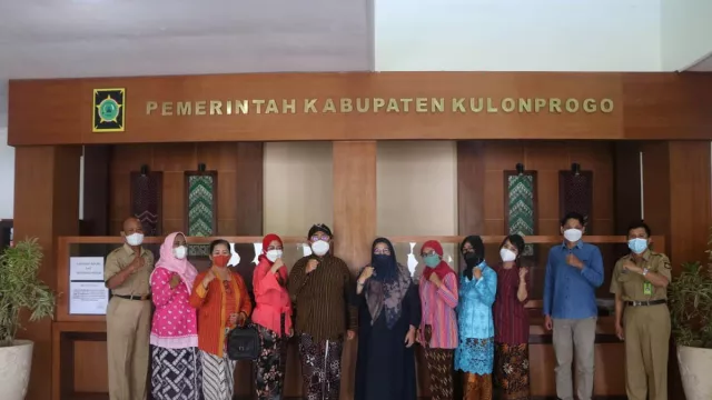 Bupati Kulon Progo Minta Perempuan Berkebaya Lestarikan Budaya - GenPI.co JOGJA Bupati Kulon Progo Minta Perempuan Berkebaya Lestarikan Budaya - GenPI.co JOGJA