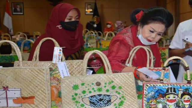 Lestarikan Tas Pandan, Ibu-ibu di Yogyakarta Gelar Lomba Melukis - GenPI.co JOGJA