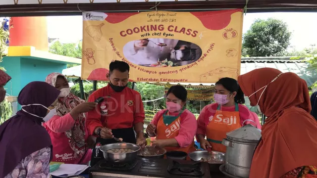 Kece! Mahasiswa UAD Gelar Cooking Class dengan Emak-emak - GenPI.co JOGJA