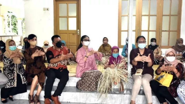 Menteri PPPA Ajak Pengrajin Anyaman Pandan di Bantul Berinovasi - GenPI.co JOGJA