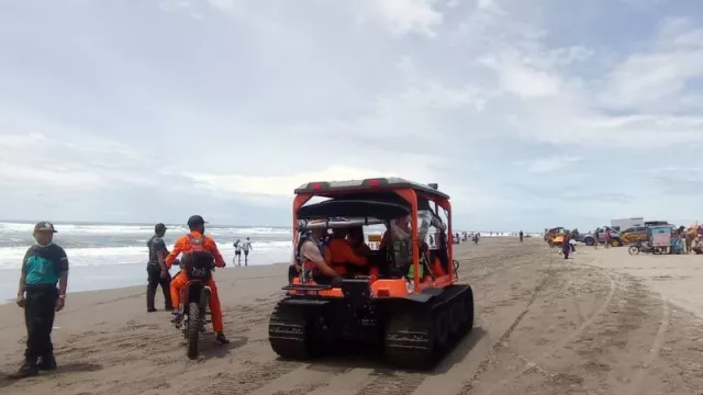 Duh! Wisatawan Asal Bekasi Terseret Ombak di Pantai Parangtritis - GenPI.co JOGJA