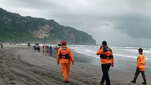 2 Pelajar Semarang Terseret Arus Pantai Parangtritis, 1 Hilang - GenPI.co JOGJA