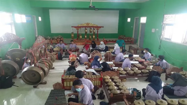 Asah Bakat Seni Budaya Siswa, Seniman di Yogyakarta Masuk Sekolah - GenPI.co JOGJA