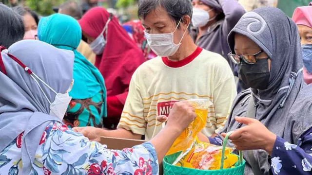 Operasi Pasar, Yogyakarta Gelontor 6 Ribu Liter Minyak Goreng - GenPI.co JOGJA
