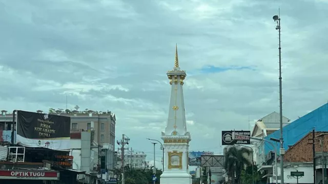 Duhh, Turis Berfoto di Tugu Yogyakarta Hampir Tertabrak Kendaraan - GenPI.co JOGJA