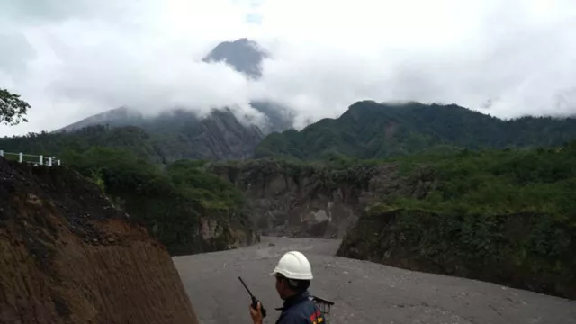 Merapi Keluarkan 2 Kali Lava Pijar Jarak 1,8 Kilometer Jumat Pagi - GenPI.co JOGJA