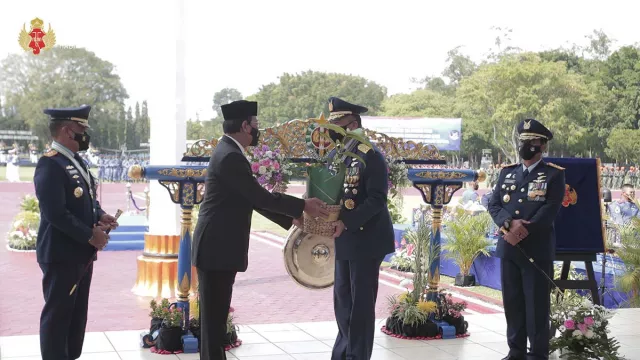 Sultan HB X Beri Gending ke TNI AU, Ini Deretan Keunikannya - GenPI.co JOGJA Sultan HB X Beri Gending ke TNI AU, Ini Deretan Keunikannya - GenPI.co JOGJA