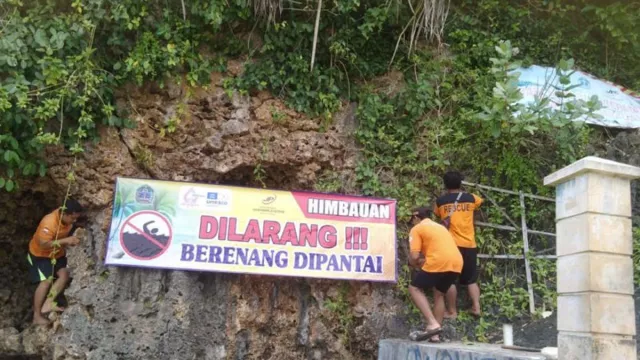 Sambut Libur Lebaran, SAR Pasang Rambu di Pantai Gunungkidul - GenPI.co JOGJA