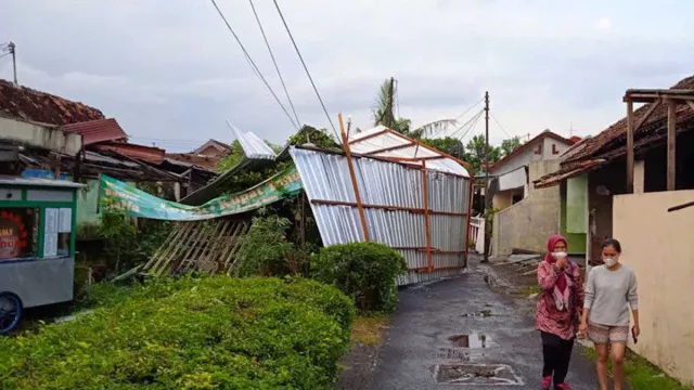 Angin Kencang Terjang Yogyakarta, Belasan Rumah Rusak - GenPI.co JOGJA