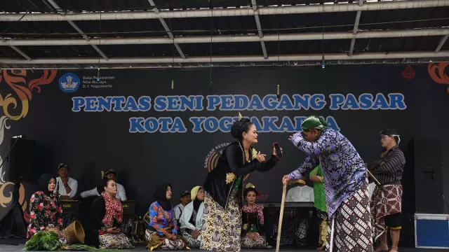 Unjuk Kebolehan, Pedagang Pasar di Yogyakarta Pentas Kethoprak - GenPI.co JOGJA