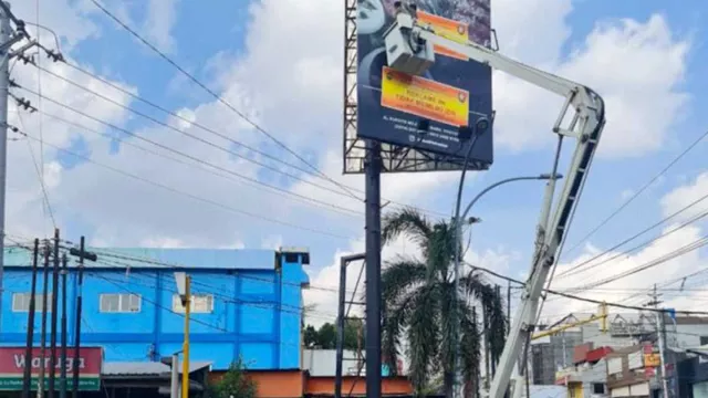 Satpol PP Yogyakarta Proses Yustisi Puluhan Reklame - GenPI.co JOGJA