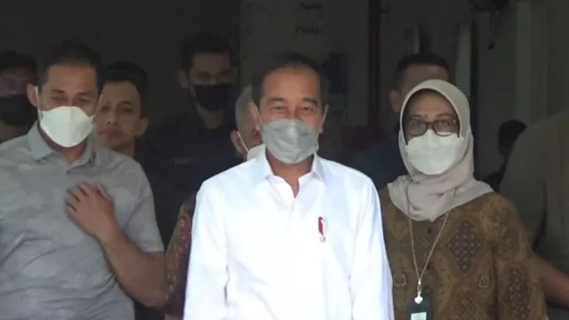 Presiden Jokowi Menjenguk Cak Nun yang Dirawat di RSUP Dr Sardjito Yogyakarta - GenPI.co JOGJA