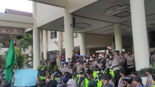 Pesan Berantai Diduga Bocor, Ratusan Mahasiswa Unjuk Rasa di DPRD - GenPI.co KALBAR