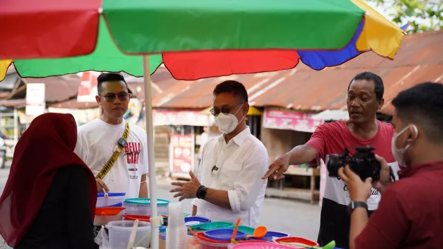 Kolaborasi Wali Kota-Hobby Makan, Borong Takjil dan Traktir Warga - GenPI.co KALBAR