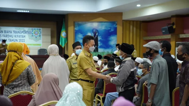 Sudah 67 Tahun, Syahman Masih Semangat Jadi Petugas Fardu Kifayah - GenPI.co KALBAR