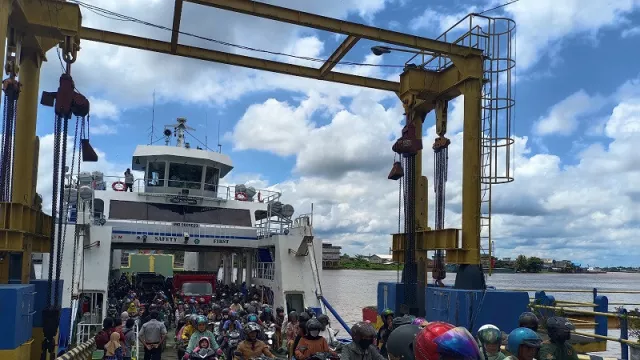 Ogah Macet di Jembatan Kapuas, Warga Serbu Feri Penyeberangan - GenPI.co KALBAR