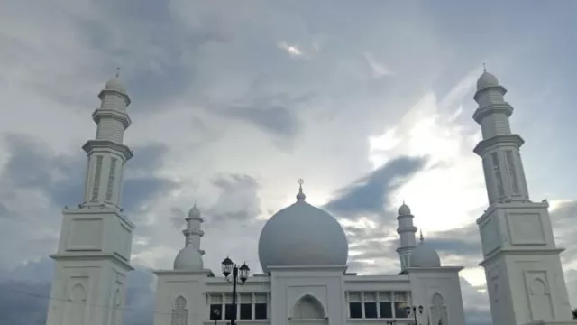 Masjid Apung Dipadati Pengunjung Saat Libur Lebaran - GenPI.co KALBAR