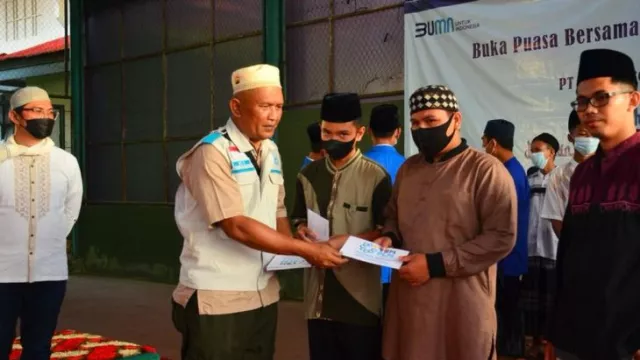 Santuni Yatim-Duafa, Pegawai PLN Dipungut 2,5 Persen per Bulan - GenPI.co KALBAR Santuni Yatim-Duafa, Pegawai PLN Dipungut 2,5 Persen per Bulan - GenPI.co KALBAR