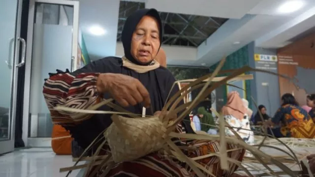 Kurangi Plastik, Kelompok Binaan Tanagupa Anyam Ribuan Ecopolybag - GenPI.co KALBAR