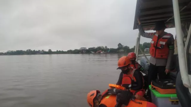 Longboat Tabrak Tongkang, Satu ABK Hilang di Sungai Kapuas - GenPI.co KALBAR
