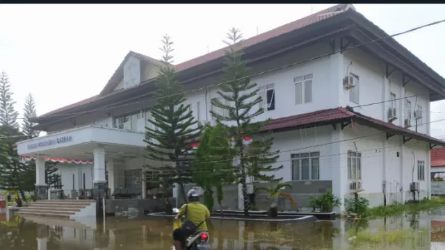 Fasilitas Perkantoran Pemerintah di Sukadana Terendam Banjir - GenPI.co KALBAR