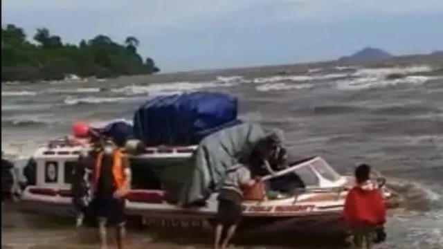 Dihantam Gelombang, Speedboat Sinergi Terdampar di Pulau Sepintu - GenPI.co KALBAR