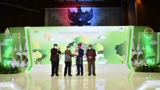 Penggagas Mangrove Digital Kubu Raya Terima Penghargaan Kalpataru - GenPI.co KALBAR