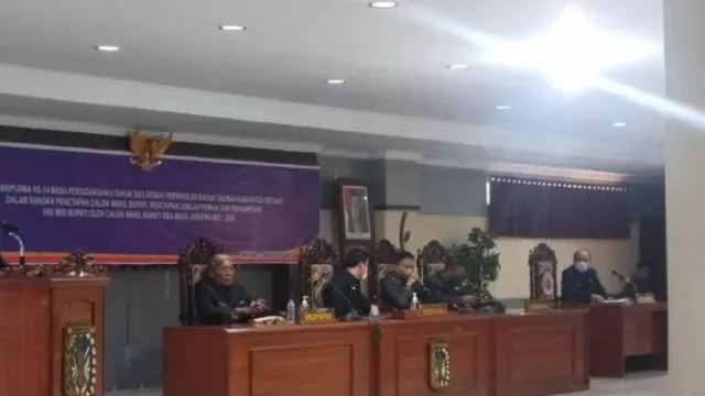 DPRD Dengarkan Visi Misi Dua Cawabup Sintang, Pemilihan Jumat Ini - GenPI.co KALBAR DPRD Dengarkan Visi Misi Dua Cawabup Sintang, Pemilihan Jumat Ini - GenPI.co KALBAR