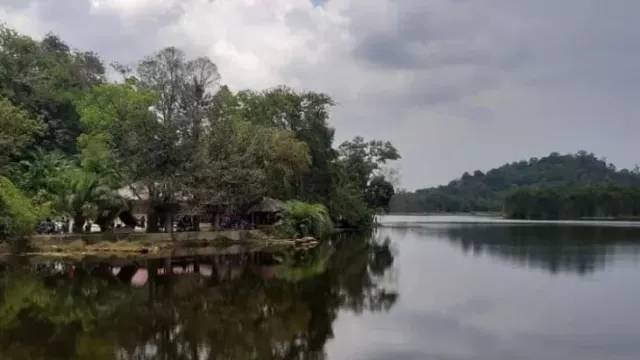 Tingkatkan Kualitas, Jalan Menuju Danau Sebedang Sambas Dibenahi - GenPI.co KALBAR