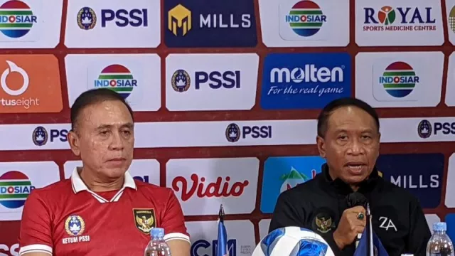 Ikut-ikutan Angkat Piala AFF U-16, Ketua PSSI: Hanya Euforia - GenPI.co KALBAR