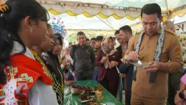 Promosi Wisata Kuliner, Warga Perbatasan Gelar Festival Makanan Tradisional - GenPI.co KALBAR