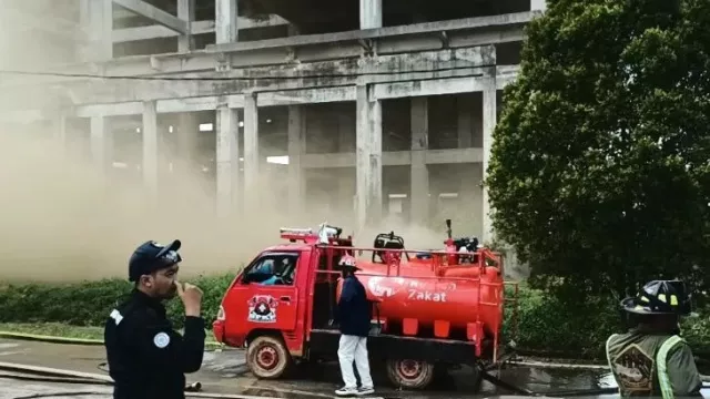 Berjibaku Padamkan Api di RS Untan, 5 Petugas Damkar Sesak Napas - GenPI.co KALBAR